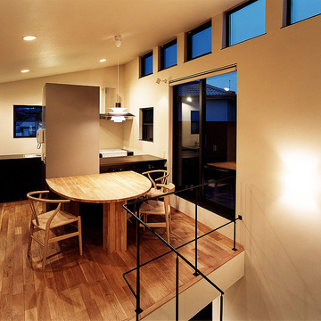 光を取り込み内部から外部の風景を切り取るように、ランダムに配置された窓