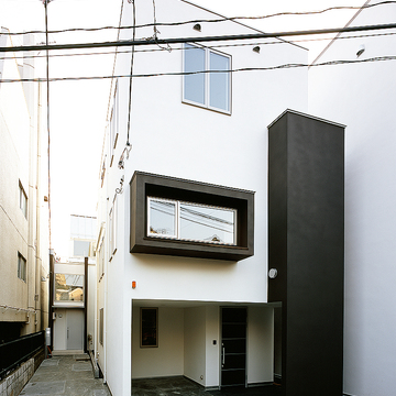 通行人の目線を遮るように、玄関とガレージをセットバックさせた、奥行きのある外観