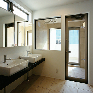 浴室・洗面で同じタイルを使用した、ガラス面の多い爽やかな空間