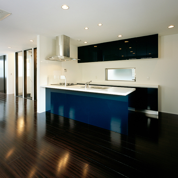 差し色となるキッチンの深い青が、シックにまとめた空間に華を添えるＬＤＫ