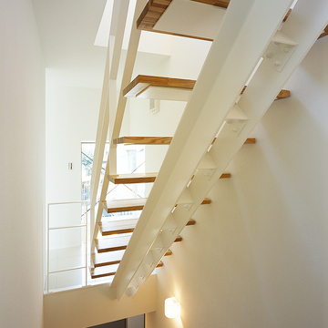 軽やかに上階に伸びる後ろ姿までも、緻密にデザインされている階段