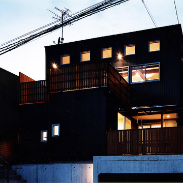 絶景の眺望をふんだんに味わうためにデザインされた、市街を望む高台に建つ住宅