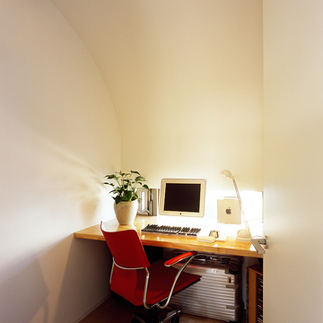 外壁の曲線をそのまま活かした、コンパクトなパソコンスペース