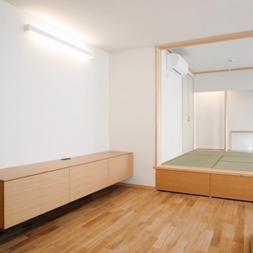 リビングには造りつけ家具と畳下のたっぷり収納