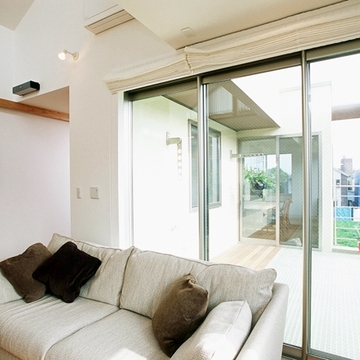 バルコニーにつながる大きな窓から景色を楽しむ