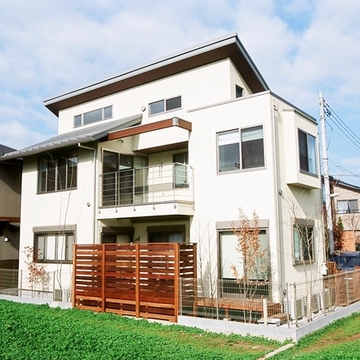 柔らかくプライバシーをまもるウッドフェンス