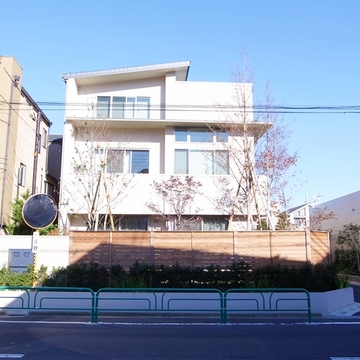 庭方面から外観を見る