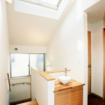 トップライトからの光で明るい2階洗面