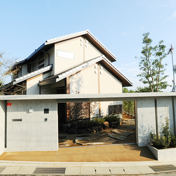 門の奥には玄関へと続く石畳