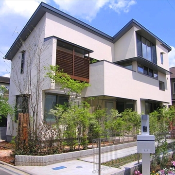 青空と緑が映える外観