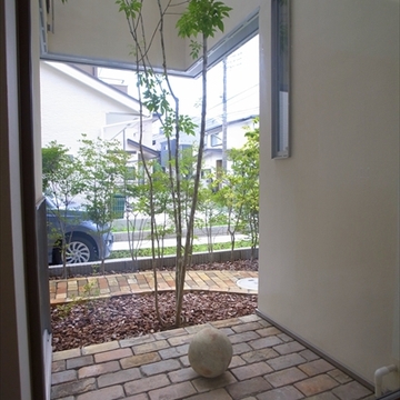 室内から見る玄関ポーチと駐車スペース