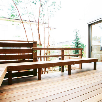 ウッドデッキのベンチで団らんの時間を過ごす