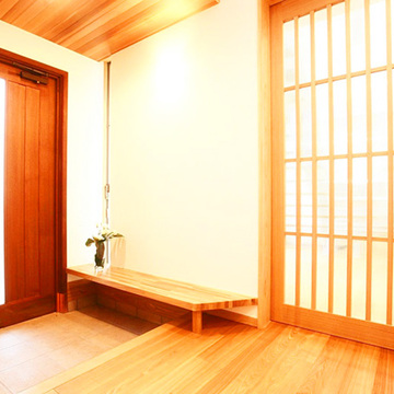 落ち着いた印象の木の玄関