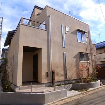 花壇に囲まれた外観