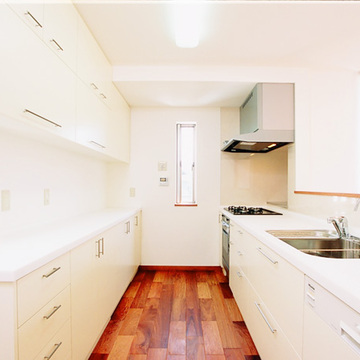 木と白でまとめたナチュラルなキッチンスペース