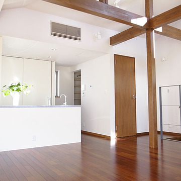 白と木材が優しい風合いのリビング