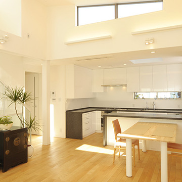 リビングを見渡すカウンターキッチン