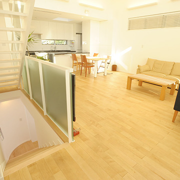 2階リビングから1階階段を見下ろす