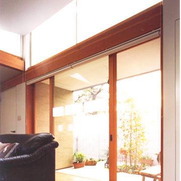 リビングから中庭を見る