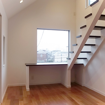 3階主寝室から東側に広がる景色をみる