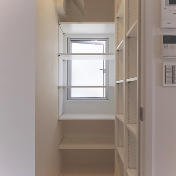 2階キッチンからパントリーをみる