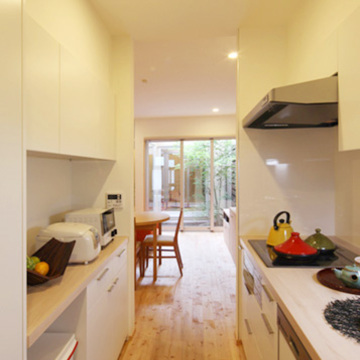 キッチンからLDKをみる