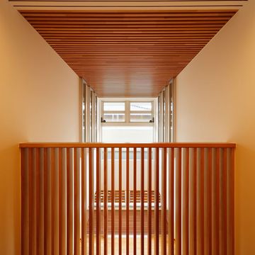 漆喰壁と無垢木材の天井