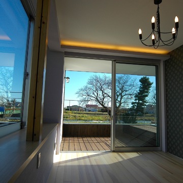 広々とした景色へと繋がる、ウッドデッキのテラスとベンチ