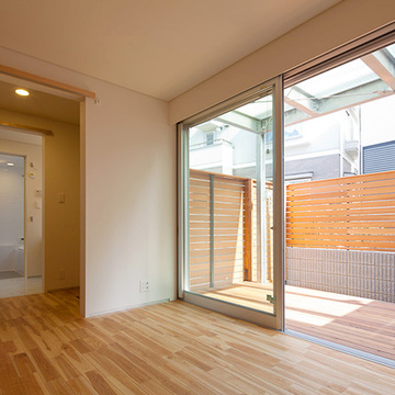 ウォークインクロゼット、大きなデッキテラスとつながる寝室