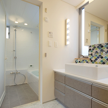 明るい陽射しが入り風通しのよい洗面室・浴室