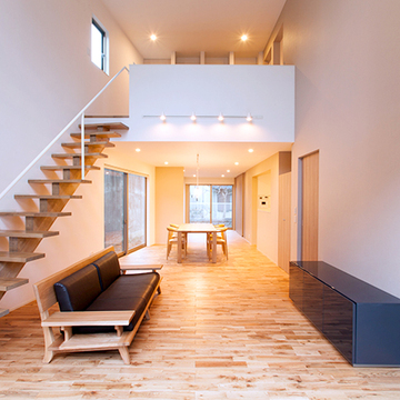 リビングから吹抜け上の書斎スペースを望む