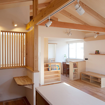 リビングが見渡せる奥様専用のカウンターデスク