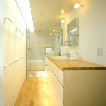 トップライトを採用した洗面室と浴室