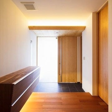 間接照明を施したシンプルで開放的な玄関です。