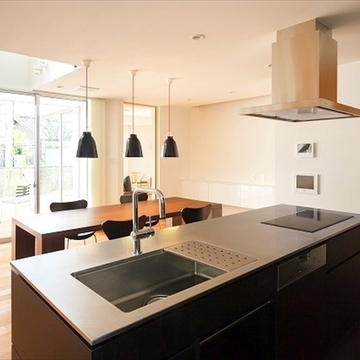 中庭とつながる開放感あるダイニングキッチンです。