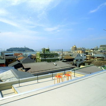 屋上から見える江ノ島を楽しむ