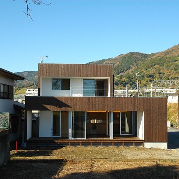 自然の素材を使ってつくる、モダンな家