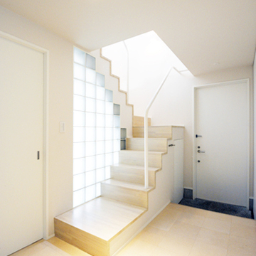 玄関ホールと２階への階段