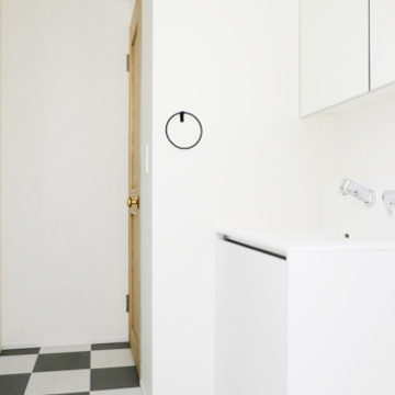 モノトーンでまとめた洗面室