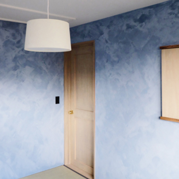 色むらのあるペンキで仕上げた主寝室