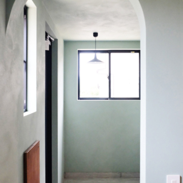 アーチで連続する玄関