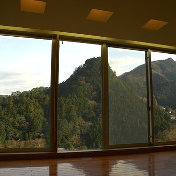 昼間は隠れていて、暗くなると浮かび上がる照明