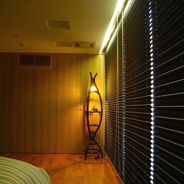 カーテンボックスの中に設置した間接照明