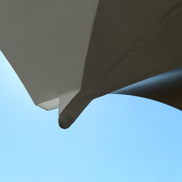 バルコニーの鉄板ヒサシとガーゴイル