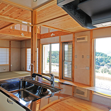 キッチンからリビングを見る