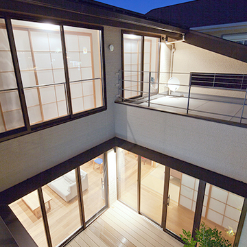 中庭を見下ろす。