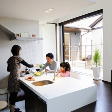 ２階子世帯のリビングから見たダイニングキッチンとバルコニー