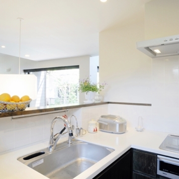 キッチンから見たダイニングと中庭