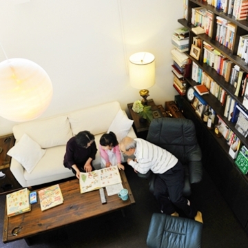 ２階の小窓から見た１階リビング