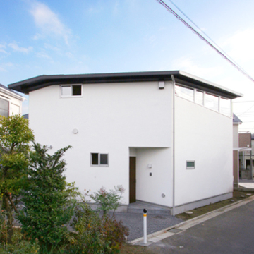 変形地に合わせた外観。